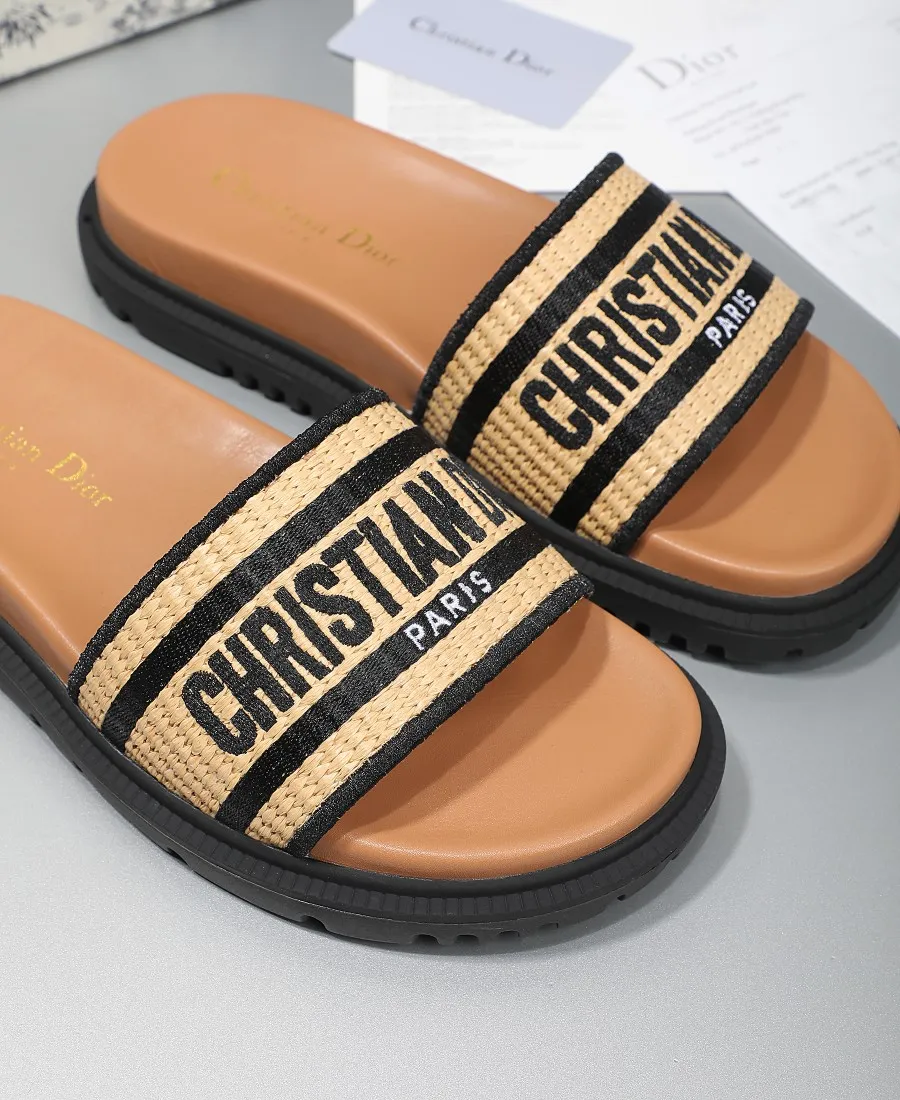 💕💕Factory direct selling price p360💕💕 Dior flat slippers, straw sugar upper with electric embroidery weaving, embroidered letters, and sheepskin lining. TPU outsole, code number: 35-42